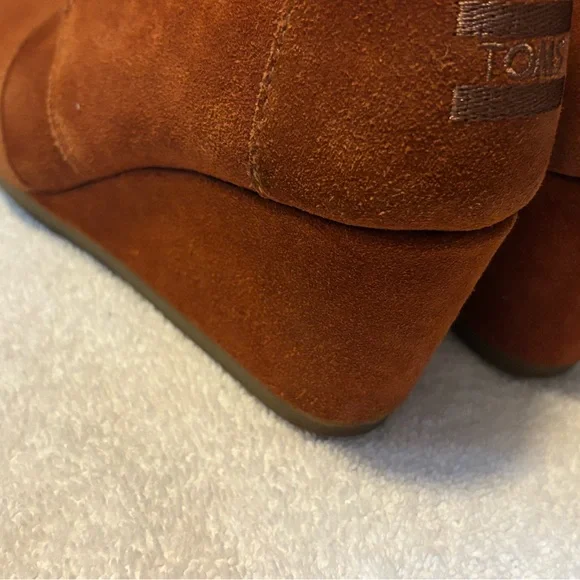 Brand New Wedges By TOMS - Size 6.5 - Wedge Height 2.5 Inches - box 15 - Picture 6 of 6